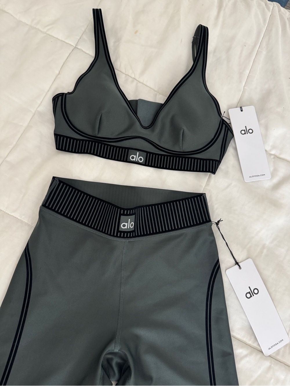 ALO Yoga Women's Charcoal Gray Sports Bra and Leggings Set
